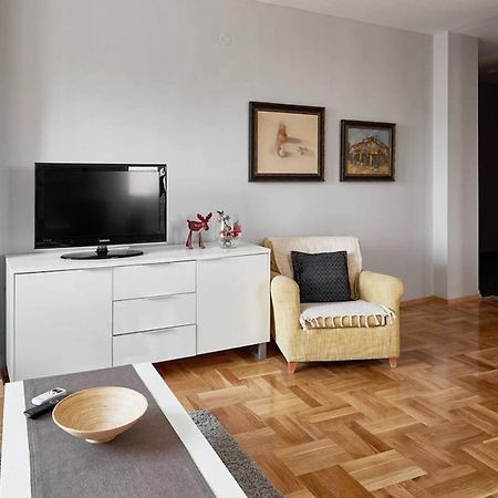 Bright Apartment Near City Center スコピエ エクステリア 写真