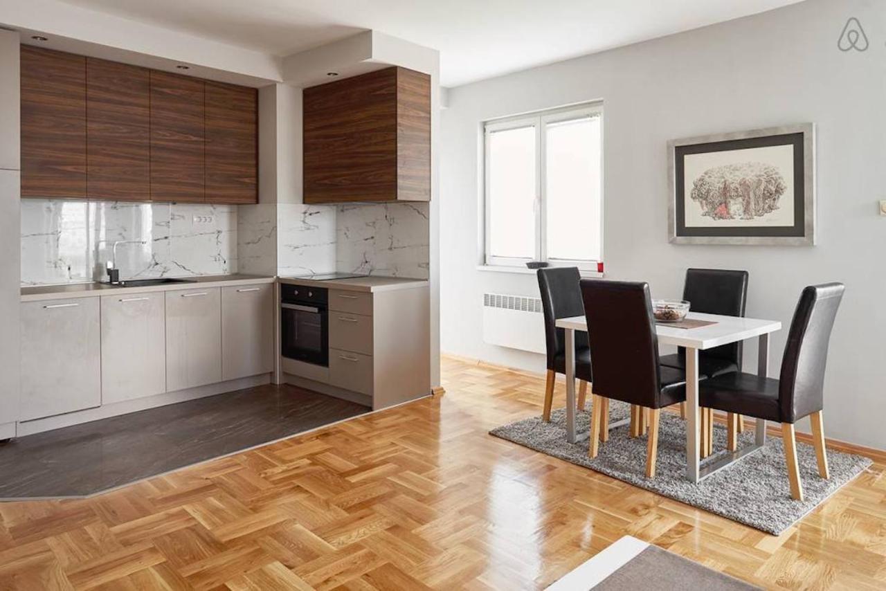 Bright Apartment Near City Center スコピエ エクステリア 写真