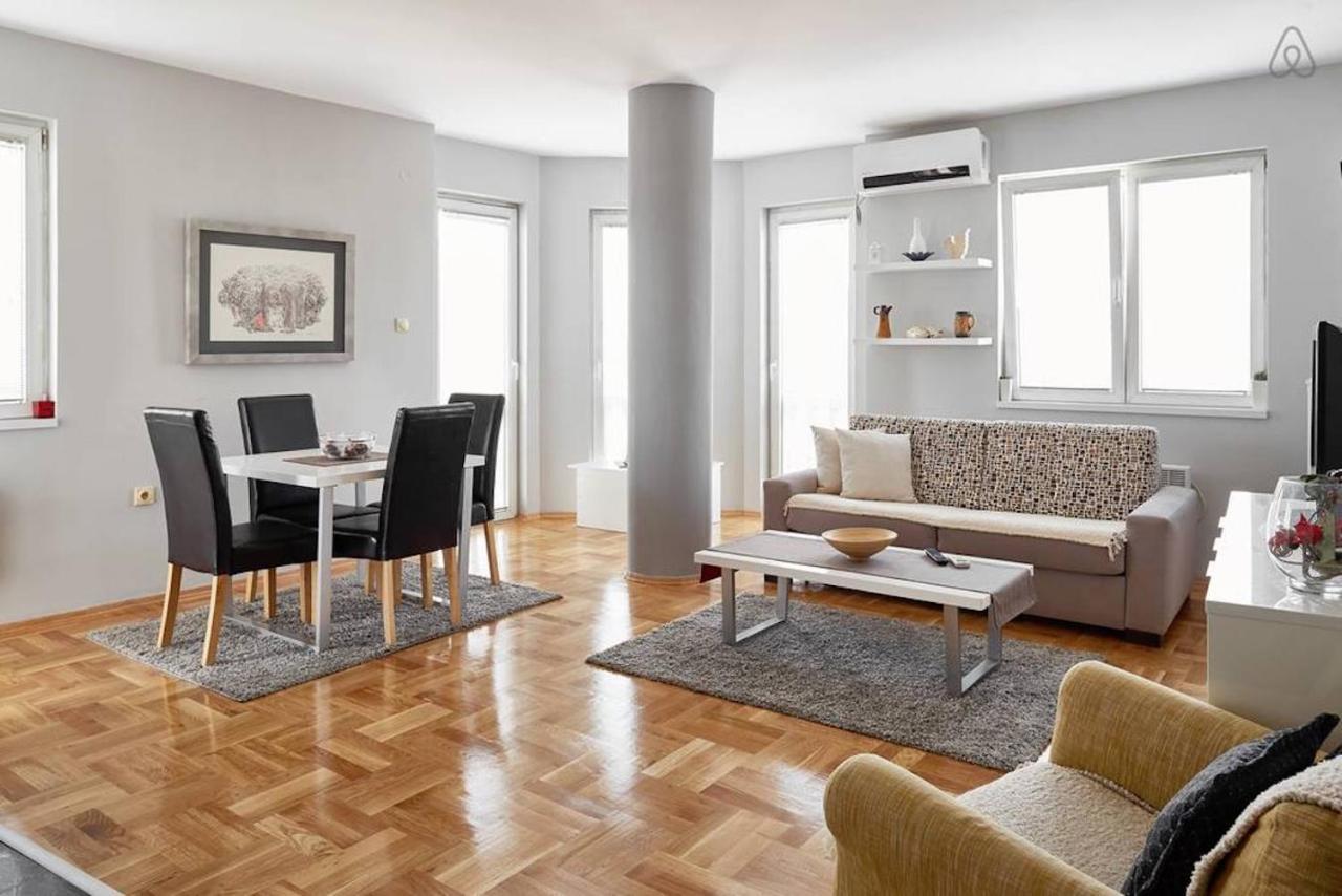 Bright Apartment Near City Center スコピエ エクステリア 写真