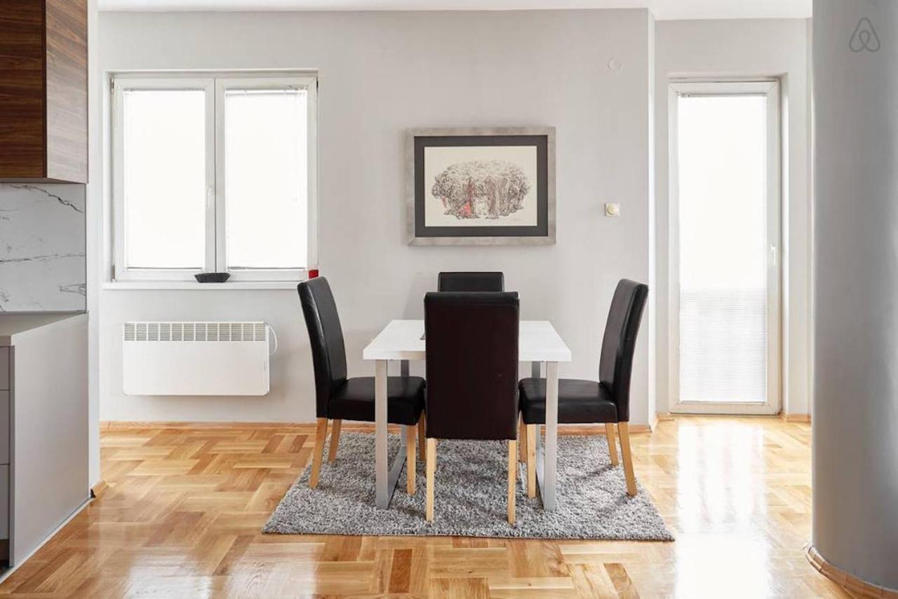 Bright Apartment Near City Center スコピエ エクステリア 写真