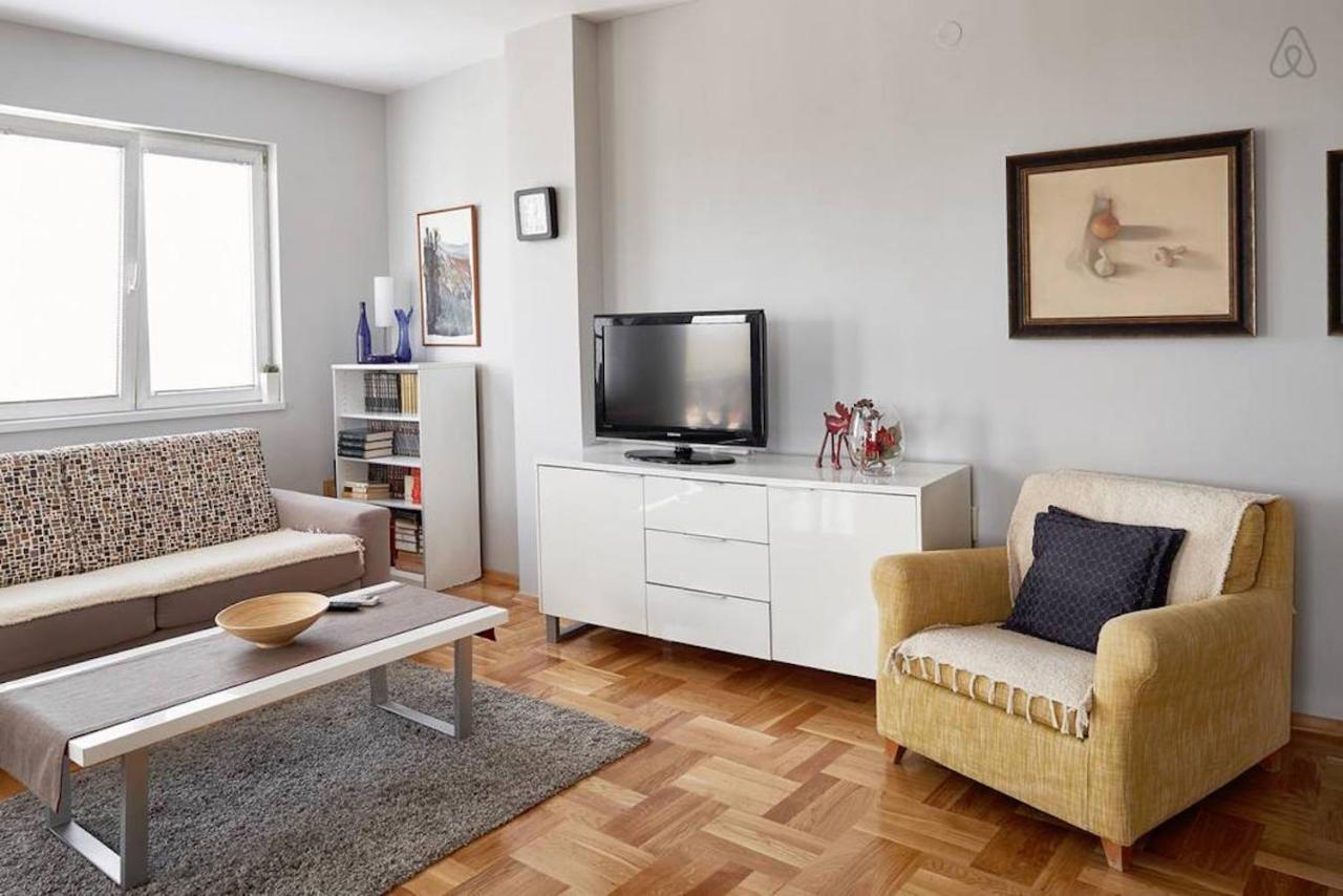 Bright Apartment Near City Center スコピエ エクステリア 写真