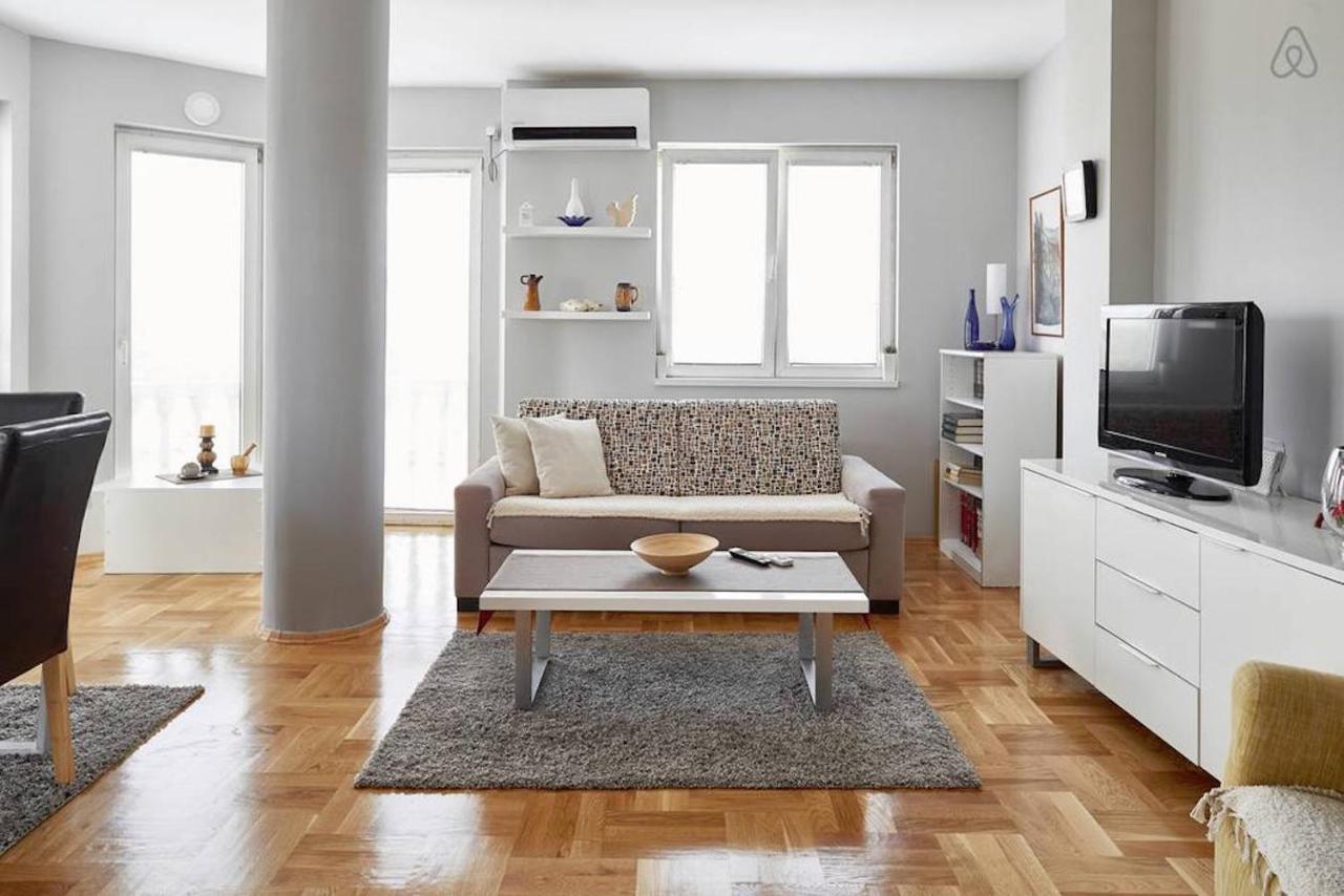 Bright Apartment Near City Center スコピエ エクステリア 写真